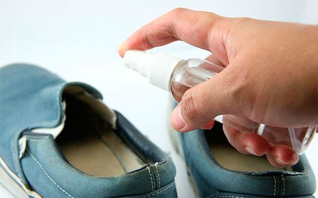 During the treatment of the fungus, it is necessary to treat the shoes with a special solution. 