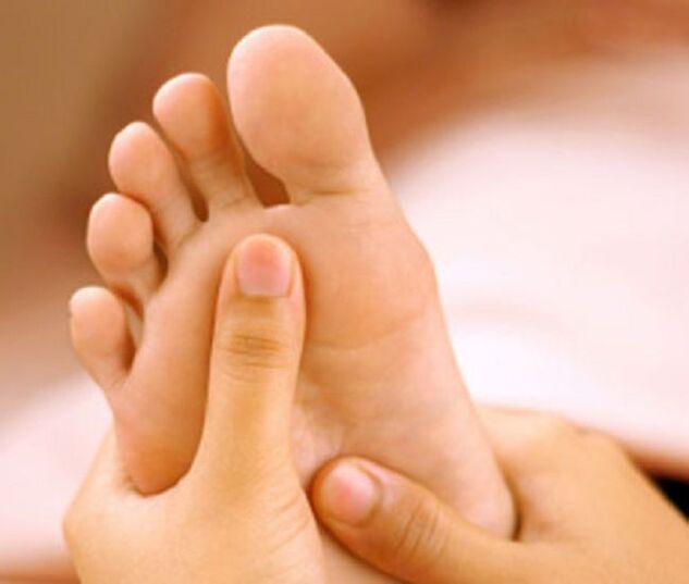 A fungal infection mainly manifests itself as peeling skin on the feet and itching. 