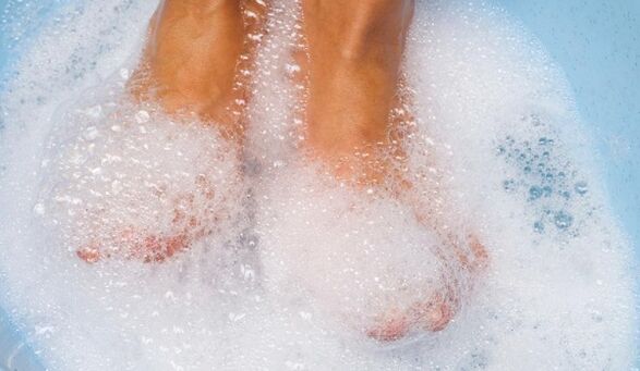 Baths with laundry soap to treat toenail fungus